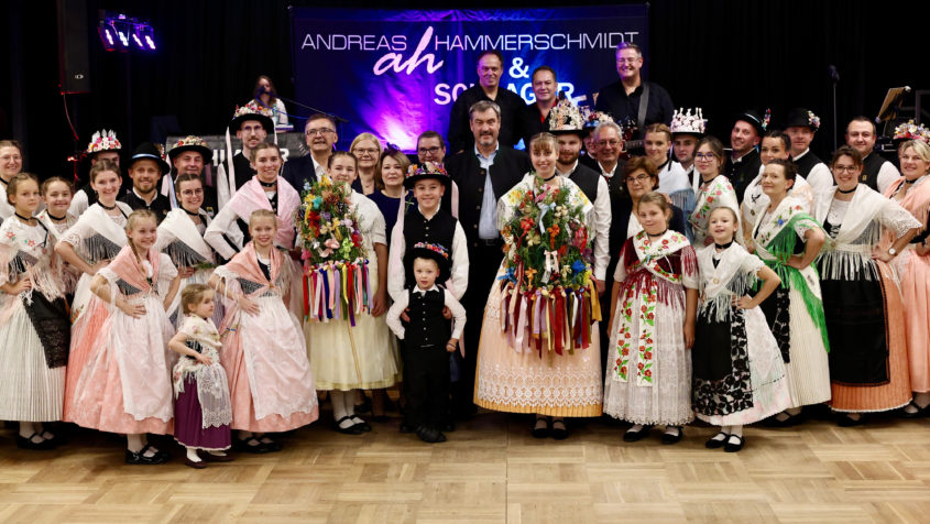 Gruppenbild mit Ministerpräsident Dr. Markus Söder und der Banater Trachtengruppe Nürnberg.