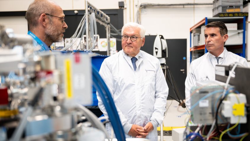 Bundespräsident Frank-Walter Steinmeier und Europaminister Eric Beißwenger während eines Rundgangs durch die Große Integrationshalle, dem größten technischen Labor am ESO-Hauptsitz. © Bundesregierung / Sandra Steins