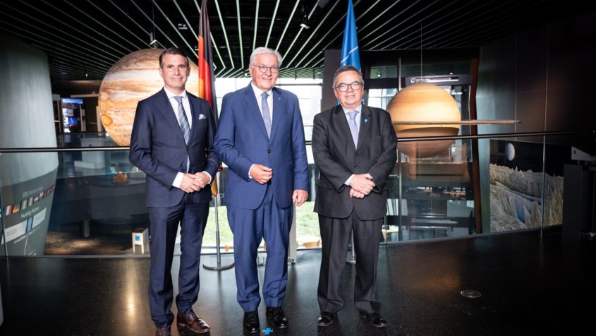 Im Hauptsitz der Europäischen Südsternwarte (ESO) in Garching bei München (v.l.n.r.): Europaminister Eric Beißwenger, Bundespräsident Frank-Walter Steinmeier und der Generaldirektor der ESO, Prof. Xavier Barcons. © Bundesregierung / Sandra Steins