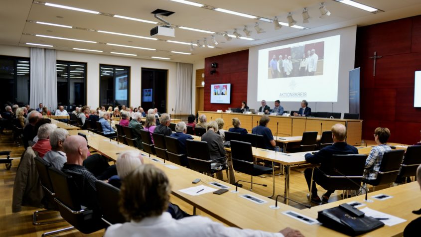 80 Mitglieder sind zur Mitgliederversammlung 2025 des Aktionskreises für Kultur, Wirtschaft, Politik und Wissenschaft e.V. gekommen. © PETRA RUEHLE photography