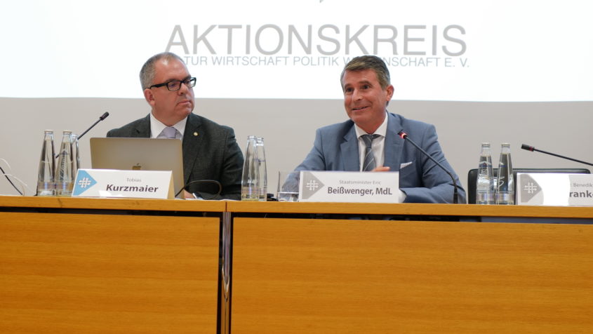 Europaminister Eric Beißwenger hält einen Vortrag mit dem Titel "Der Freistaat Bayern - Taktgeber und Schrittmacher für ein gestärktes Europa". © PETRA RUEHLE photography