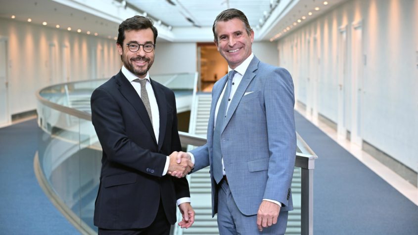 Europaminister Eric Beißwenger (rechts) begrüßt den Leiter des Generalsekretariats der baskischen Regierung für Auswärtige Angelegenheiten, Ander Caballero Barturen (links), in der Staatskanzlei.