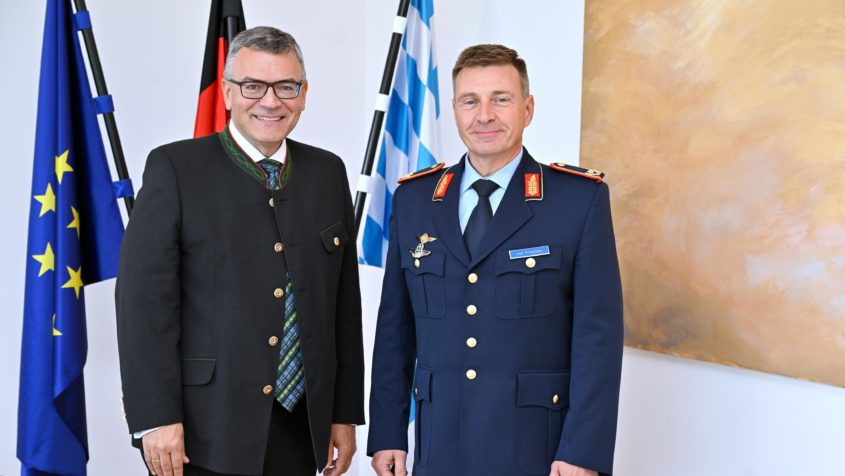 Staatsminister Dr. Florian Herrmann (links) und der Kommandeur der Offiziersschule der Luftwaffe in Fürstenfeldbruck, Brigadegeneral Gero von Fritschen (rechts).