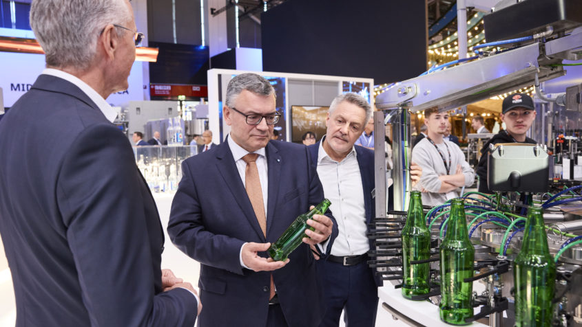 Bei einem Messerundgang informiert sich Staatsminister Dr. Florian Herrmann über die Neuheiten der Getränke- und Liquid-Food-Industrie. © Messe München GmbH