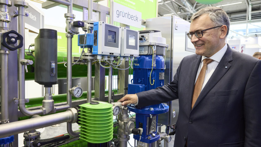 "Auf der drinktec2025: Seit 1951 ist sie die weltweit größte Fachmesse für die Getränke- und Liquid-Food-Industrie und findet alle vier Jahre in München statt." - Staatsminister Dr. Florian Herrmann. © Messe München GmbH
