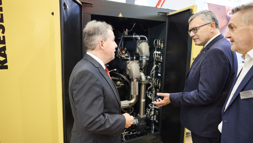 Der Vertriebsleiter Deutschland bei KAESER KOMPRESSOREN SE, Oliver Pschirrer (links), im Gespräch mit Staatsminister Dr. Florian Herrmann (Mitte). © Messe München GmbH