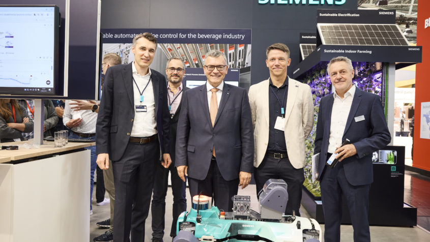 Staatsminister Dr. Florian Herrmann am Stand von SIEMENS. © Messe München GmbH