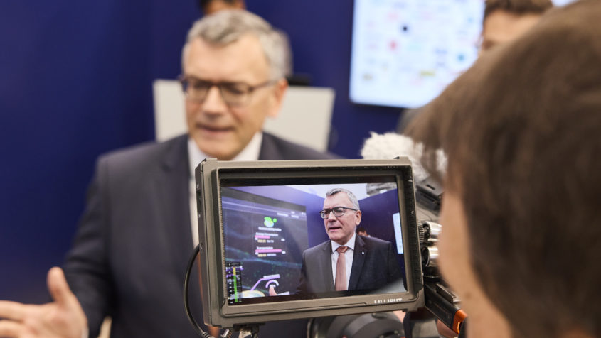"Von der Produktion über Abfüllung und Verpackung bis hin zu Marketing, Design und Logistik – hier werden die neuesten Technologien, Trends und Ideen präsentiert." - Staatsminister Dr. Florian Herrmann. © Messe München GmbH