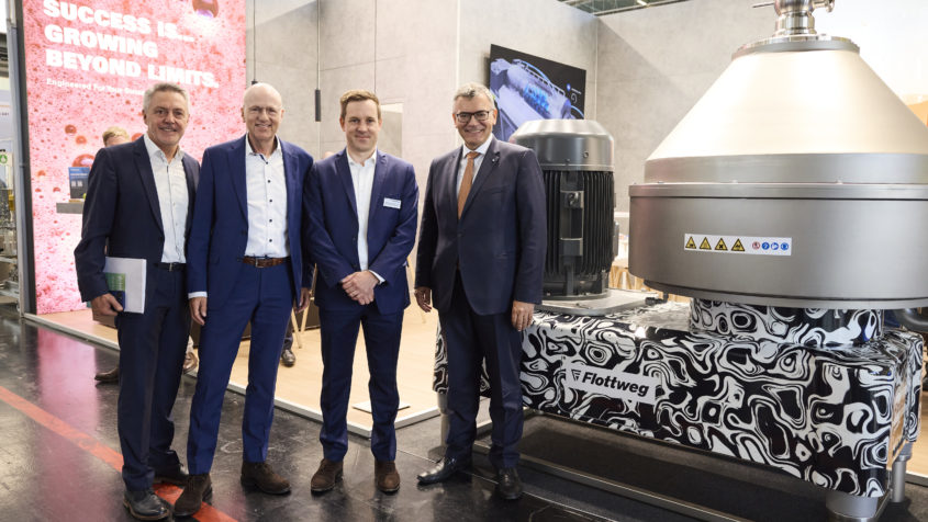 Staatsminister Dr. Florian Herrmann besucht unter anderem den Stand der Flottweg SE auf der drinktec. © Messe München GmbH