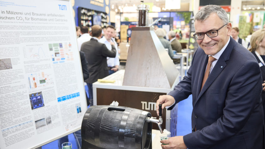 Staatsminister Dr. Florian Herrmann: "Ob Bier, Softdrinks, Milch oder andere flüssige Nahrungsmittel: Hersteller und Händler aus aller Welt finden auf der drinktec die Plattform für Austausch, Innovation und Zukunftslösungen." © Messe München GmbH