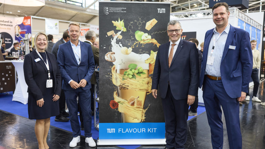 Staatsminister Dr. Florian Herrmann am Stand des Lehrstuhls für Brau- und Getränketechnologie an der TUM. © Messe München GmbH