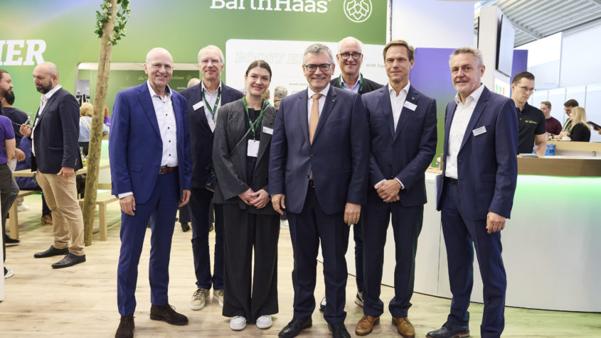 Gruppenbild mit Staatsminister Dr. Florian Herrmann am Stand der BarthHaas GmbH & Co. KG auf der drinktec 2025. © Messe München GmbH