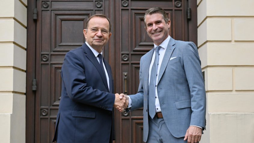 Vor dem Prinz-Carl-Palais: Europaminister Eric Beißwenger (rechts) mit dem Marschall der Woiwodschaft Karpatenvorland, Wtadyslaw Ortyl (links).