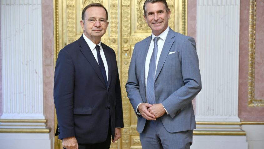 Europaminister Eric Beißwenger (rechts) empfängt den Marschall der Woiwodschaft Karpatenvorland, Wtadyslaw Ortyl (links).