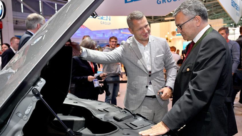 "Als Schaufenster der deutschen Automobilindustrie begeistert die IAA weltweit. München ist dafür der ideale Standort. Umso schöner, dass die Messe auch künftig hier zuhause ist." - Staatskanzleiminister Dr. Florian Herrmann.