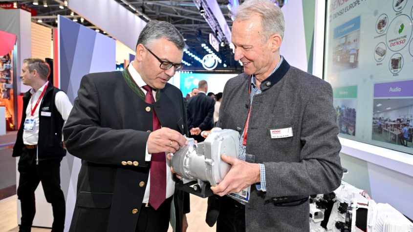 Bei einem Rundgang über die IAA Mobility kommt Staatskanzleiminister Dr. Florian Herrmann unter anderem mit den Ausstellern ins Gespräch.