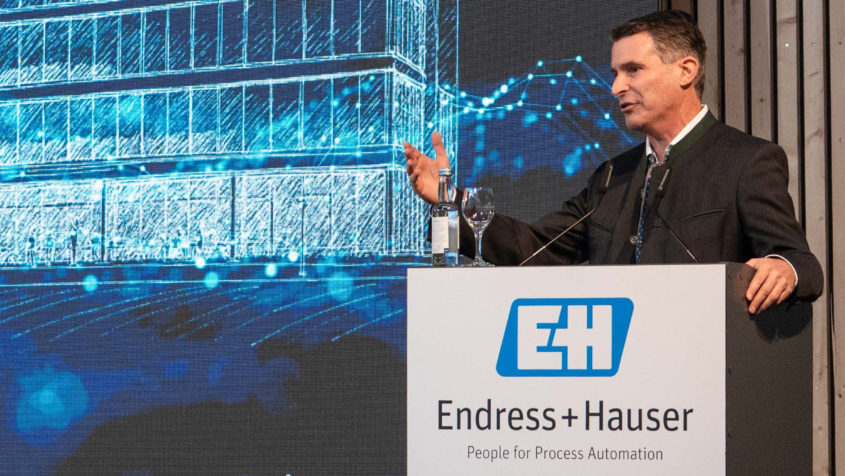 251024_Endress+Hauser Wetzer GmbH + Co. KG_FR-2 Europaminister Eric Beißwenger hält eine Rede. © Endress+Hauser ...