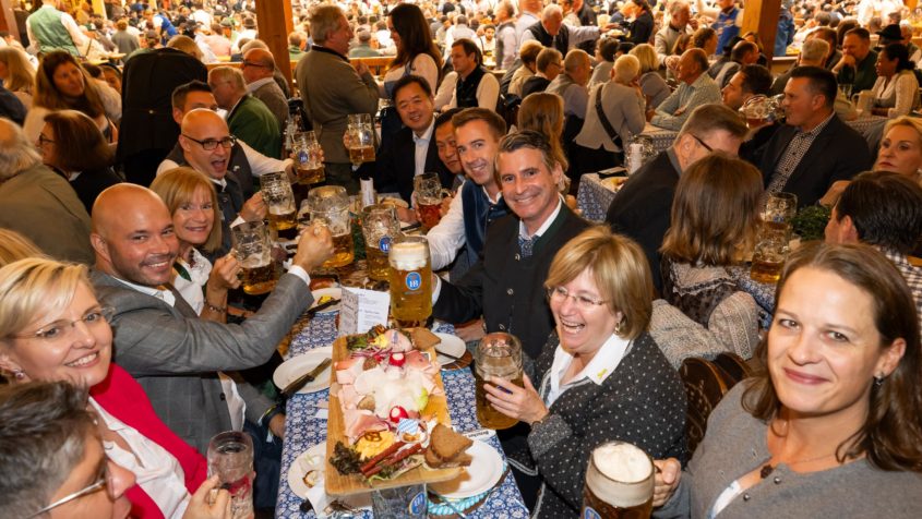 Europaminister Eric Beißwenger besucht mit den Leiterinnen und Leitern der konsularischen Vertretungen in Bayern das Oktoberfest in München.