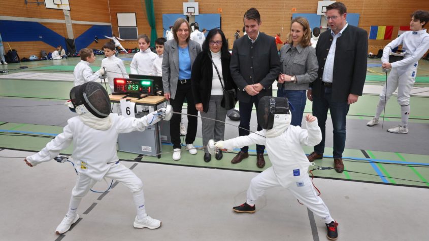Das 29. Internationale Kaufbeurer Fünfknopfturnier im Fechten findet in der Turnhalle der Sophie-La-Roche-Realschule in Kaufbeuren statt.