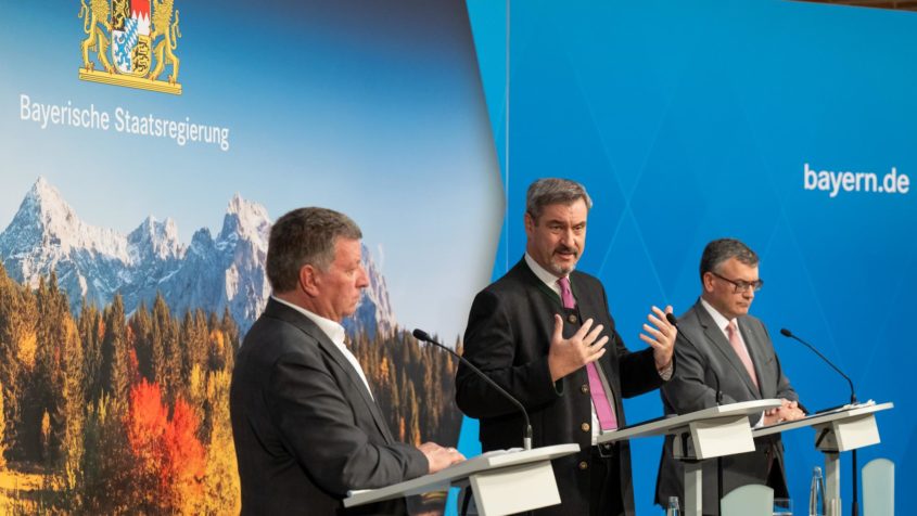 In der Pressekonferenz informieren Bauminister Christian Bernreiter, Ministerpräsident Dr. Markus Söder und Staatskanzleiminister Dr. Florian Herrmann (v.l.n.r.) über die wesentlichen Ergebnisse der Kabinettssitzung.