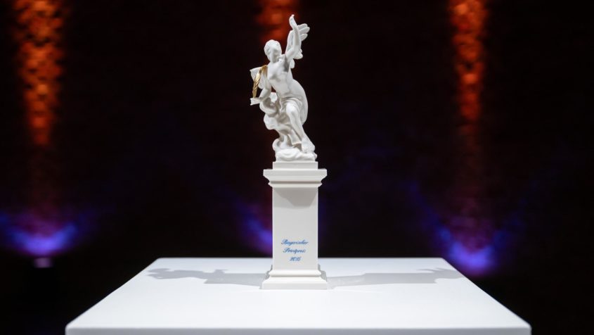 251023_Verleihung des Bayerischen Printpreises_FR_3 Das Preissymbol ist die Siegesgöttin Nike, eine Figur aus der ...