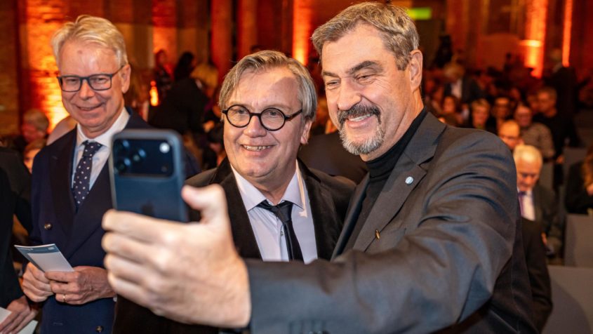 "Hape Kerkeling verbindet Spannung, Witz und Sprachgenie. Als Autor begeistert er damit Millionen Leser. Herzliche Gratulation zum Ehrenpreis des Ministerpräsidenten beim Bayerischen Buchpreis!" - Ministerpräsident Dr. Markus Söder.