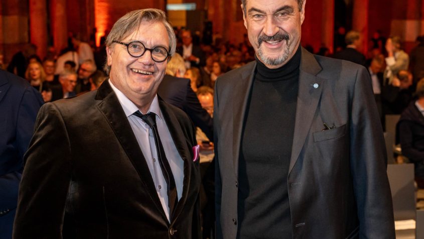 Bayerischer Buchpreis 2025: Ministerpräsident Dr. Markus Söder (rechts) mit Hape Kerkeling (links) in der Allerheiligen-Hofkirche der Münchner Residenz.