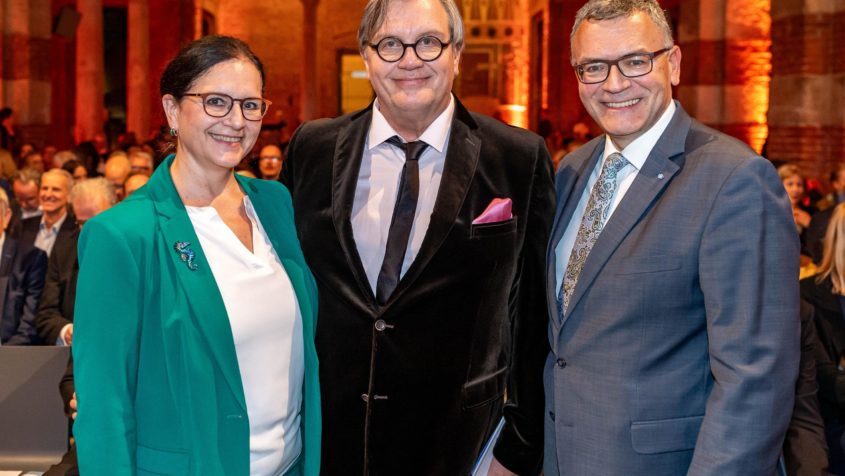 Gruppenbild bei der Verleihung des Bayerischen Buchpreises 2025: Renate Thalhammer-Herrmann, Hape Kerkeling und Medienminister Dr. Florian Herrmann (v.l.n.r.).