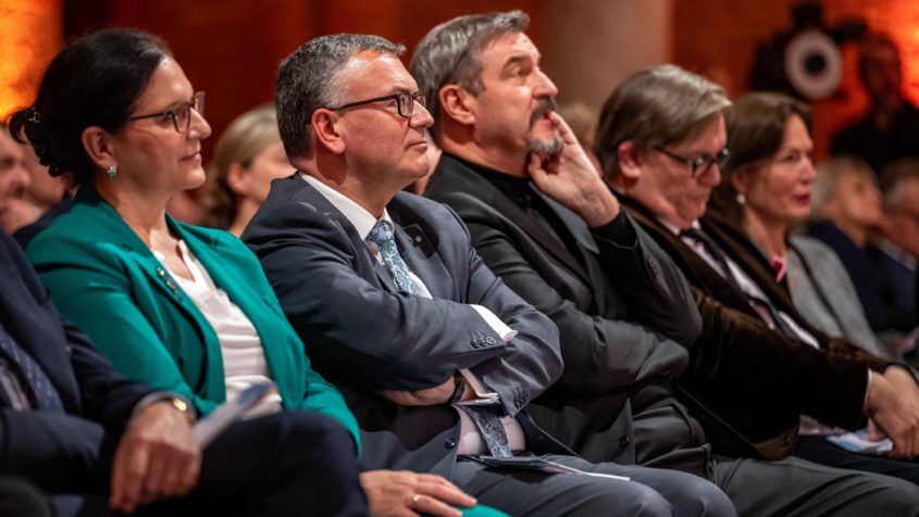 Renate Thalhammer-Herrmann, Medienminister Dr. Florian Herrmann, Ministerpräsident Dr. Markus Söder und Hape Kerkeling (v.l.n.r.).