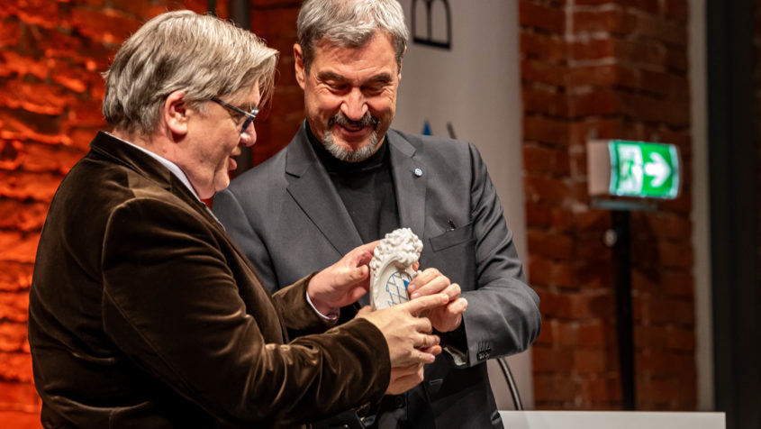 Ministerpräsident Dr. Markus Söder (rechts) überreicht den Ehrenpreis des Bayerischen Ministerpräsidenten an Hape Kerkeling (links).