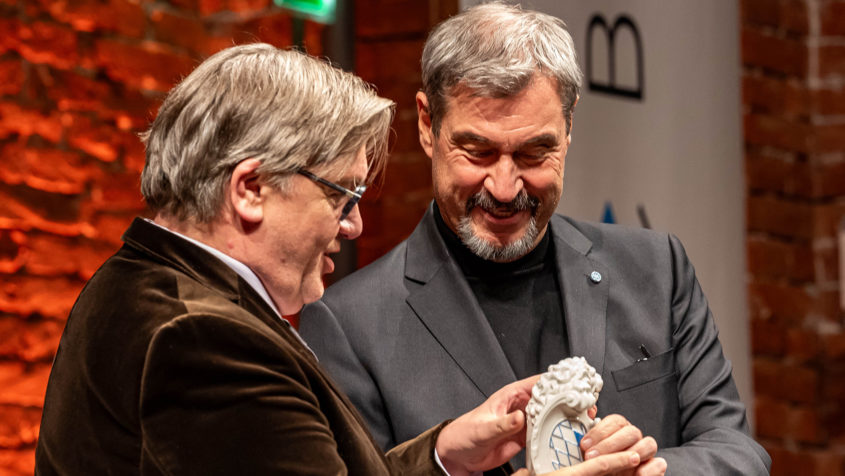 251028_Verleihung Bayerischer Buchpreis 2025_FR_2 Ministerpräsident Dr. Markus Söder (rechts) überreicht den ...