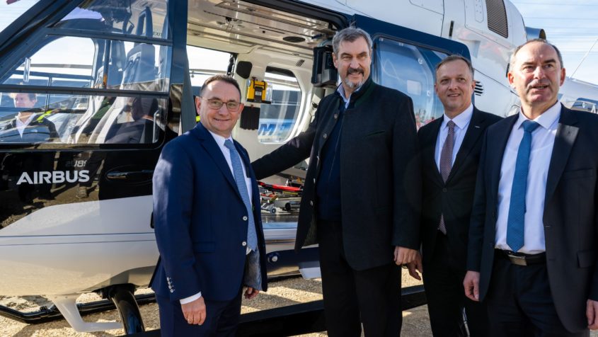 Staatssekretär Ulrich Lange, MdB, Ministerpräsident Dr. Markus Söder, Stefan Thomé, Airbus CEO, und Wirtschaftsminister Hubert Aiwanger (v.l.n.r.) vor einem Airbus Helicopter.