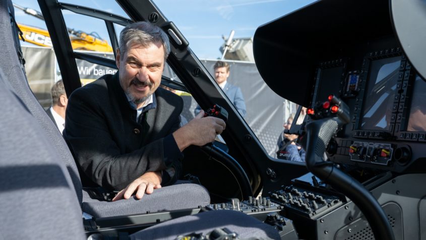 Ministerpräsident Dr. Markus Söder besichtigt einen Airbus Helicopter.