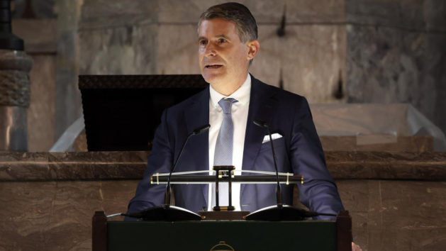 Europaminister Eric Beißwenger hält beim Festakt zum 40-jährigen Jubiläum des Jüdischen Museums Augsburg Schwaben eine Rede.