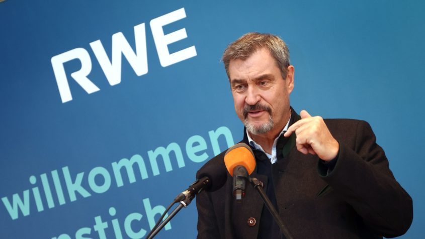 Ministerpräsident Dr. Markus Söder hält eine Rede anlässlich des Spatenstichs am Großbatteriespeicher der RWE AG am Energiestandort Gundremmingen.