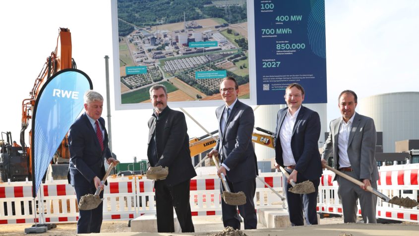 Spatenstich am Großbatteriespeicher der RWE AG am Energiestandort Gundremmingen mit u.a. v.l.n.r. : Nikolaus Valerius, CEO RWE Generation SE, Ministerpräsident Dr. Markus Söder, Dr. Markus Krebber, Vorstandsvorsitzender der RWE AG und dem Landrat des Landkreises Günzburg, Dr. Hans Reichhart.