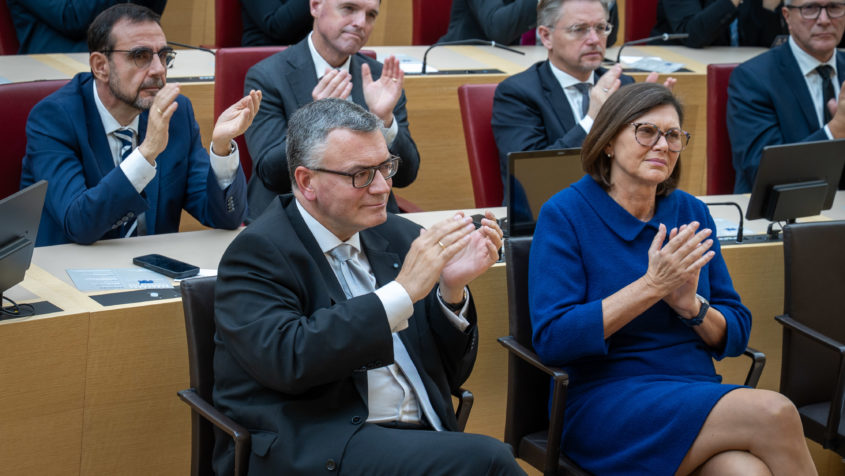 Staatsminister Dr. Florian Herrmann, 1. Reihe links im Bild, und Landtagspräsidentin Ilse Aigner, rechts von ihm beim Gedenkakt „80 Jahre Flucht und Vertreibung – 75 Jahre Verständigung“ im Bayerischen Landtag.
