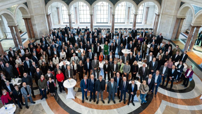 Gruppenbild der bayerischen Exzellenzcluster im Kuppelsaal der Staatskanzlei.