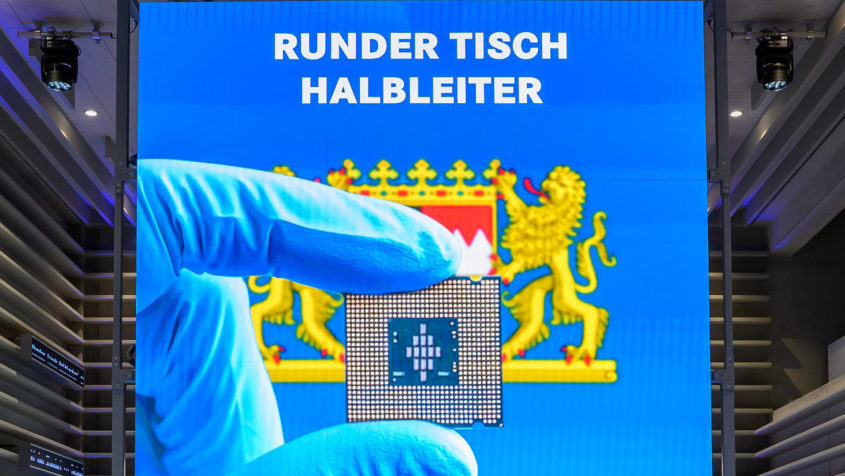 Der Runde Tisch „Halbleiter“ mit Vertreterinnen und Vertreter aus Politik, Industrie und Wissenschaft findet im Zukunftsmuseum Nürnberg statt.