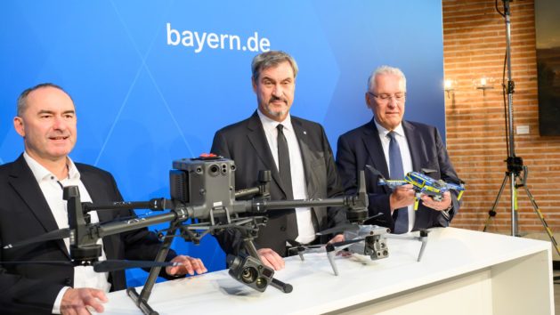 Wirtschaftsminister Hubert Aiwanger, Ministerpräsident Dr. Markus Söder und Innenminister Joachim Herrmann (v.l.n.r.).