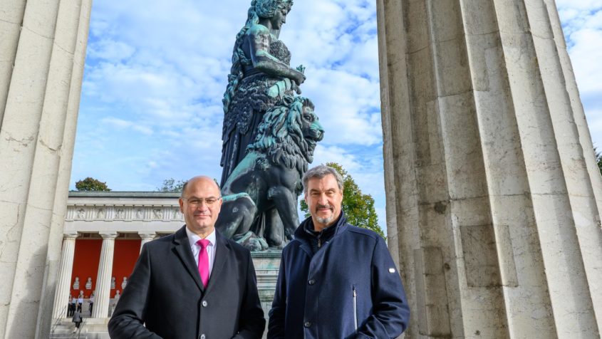 Ministerpräsident Dr. Markus Söder (rechts) und Finanzminister Albert Füracker (links) beim Festakt anlässlich 175 Jahre Enthüllung der Bavaria auf der Theresienwiese in München.