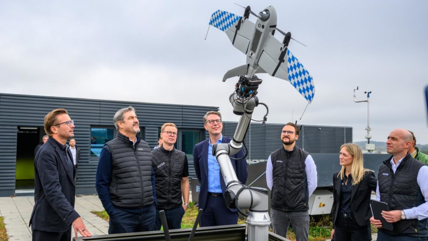 Ministerpräsident Dr. Markus Söder (2. von links) und Wissenschaftsminister Markus Blume (Mitte) besuchen die Quantum-Systems GmbH in Gilching.