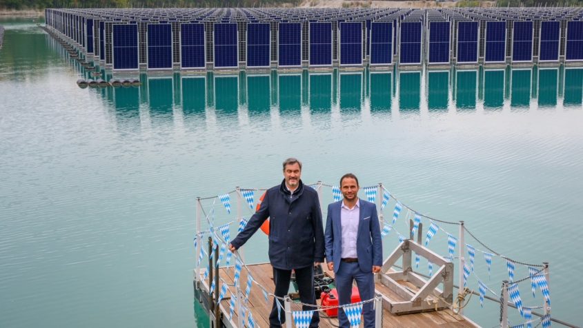 "So geht innovative Energiewende: Eine riesige schwimmende Photovoltaik-Anlage auf einem Baggersee erzeugt Strom aus Sonnenenergie und richtet sich dabei am Sonnenstand aus. Diese Ingenieurskunst von 'Sinn Power' in Gilching bei München passt zu Bayern." - Ministerpräsident Dr. Markus Söder.