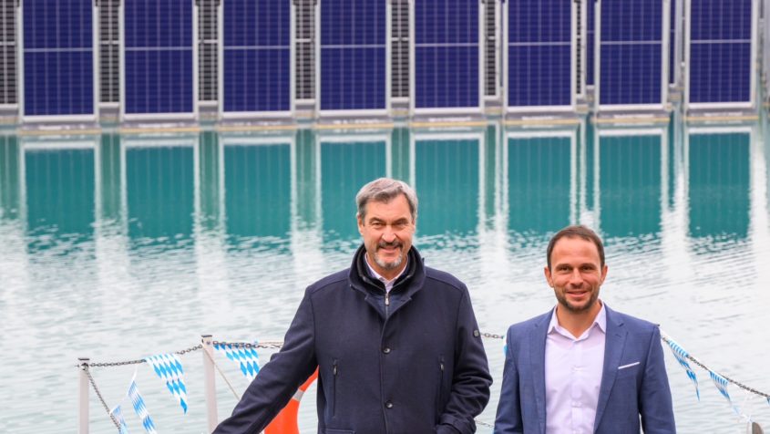 Ministerpräsident Dr. Markus Söder (links) und der Geschäftsführung der SINN Power GmbH, Dr. Philipp Sinn (rechts), nehmen eine schwimmende PV-Anlage auf dem Baggersee Gilching in Betrieb.