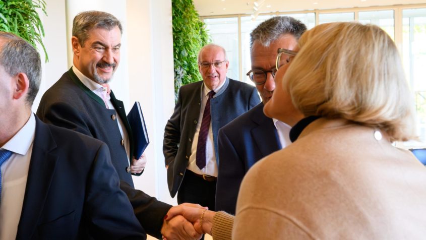 Ministerpräsident Dr. Markus Söder begrüßt unter anderem die Vertreterin des Vorsitzenden des Bayerischen Städtetags, Augsburgs Oberbürgermeisterin Eva Weber (rechts), den Präsidenten des Bayerischen Landkreistages, Thomas Karmasin (2. von rechts) und den Präsidenten des Bayerischen Bezirketags, Franz Löffler (3. von rechts).