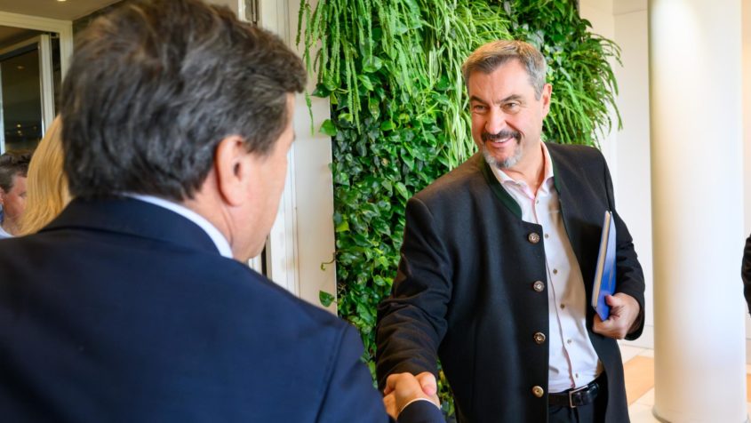 Erdings Oberbürgermeister Maximilian Gotz (rechts), der in Vertretung des Präsidenten des Bayerischen Gemeindetags an der Kabinettssitzung teilnimmt, und Ministerpräsident Dr. Markus Söder (links).