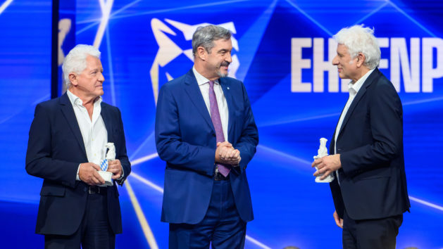 Ministerpräsident Dr. Markus Söder: "Miami Weiß-Blau – der Ehrenpreis des Ministerpräsidenten beim 'Blauen Panther' geht an ein legendäres Ermittler-Duo: Die Münchner Tatort-Legenden Miroslav Nemec und Udo Wachtveitl gehören seit über 30 Jahren für Krimi-Fans fest zum Sonntagabend. Als 'Batic' und 'Leitmayr' lösen sie nicht nur Fälle, sondern bringen Millionen Menschen immer auch bayerische Eigenheiten näher: Lässig, charmant und manchmal auch ein bisschen grantelnd haben sie Fernsehgeschichte geschrieben und sind echte Botschafter Bayerns."