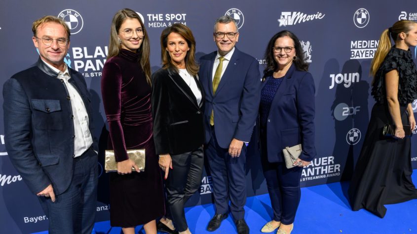 Weitere Gäste bei der Preisverleihung des Blauer Panther – TV & Streaming Award sind unter anderem der Bürgerbeauftragte der Bayerischen Staatsregierung, Wolfgang Fackler (links), Landwirtschaftsministerin Michaela Kaniber (Mitte), Medienminister Dr. Florian Herrmann (2. von rechts), und Renate Thalhammer-Herrmann (rechts).