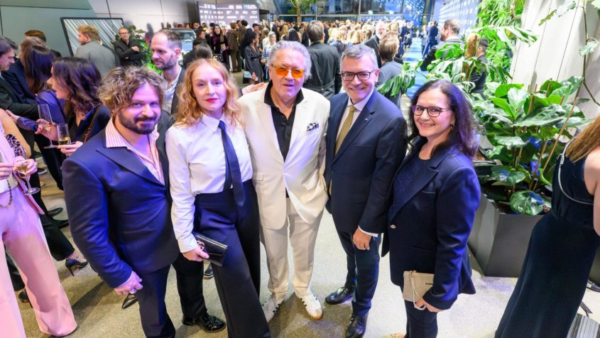Gruppenbild mit Medienminister Dr. Florian Herrmann und Renate Thalhammer-Herrmann.