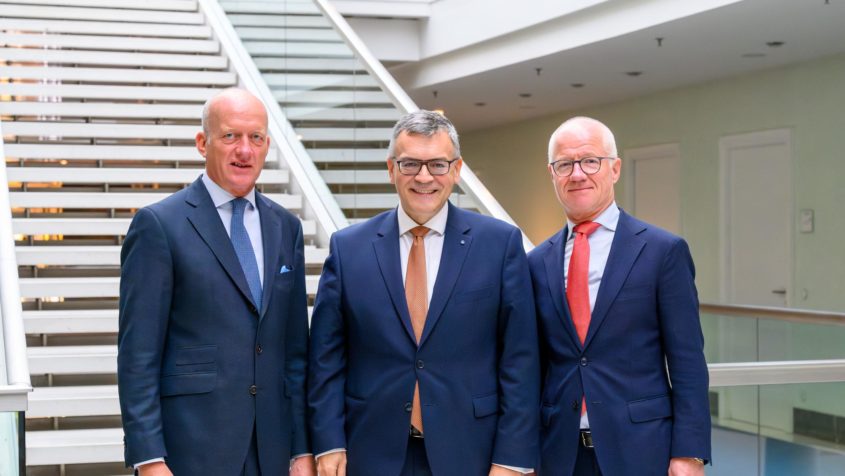 Der Aufsichtsratsvorsitzende der Bavaria Studios Holding GmbH, Conrad Albert, Medienminister Dr. Florian Herrmann und der CEO der Bavaria Film GmbH, Dr. Christian Franckenstein (v.l.n.r.), in der Staatskanzlei.